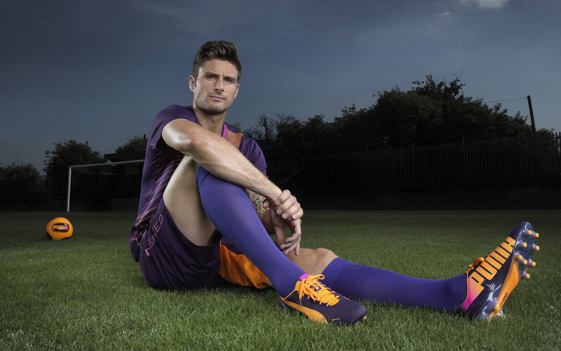 安东·李恩：凭借不懈的跑动和精准的传球，他为全黑队创造进攻机会